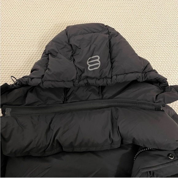 Aritzia Super Puff Vest with Hood - Picture 5 of 6